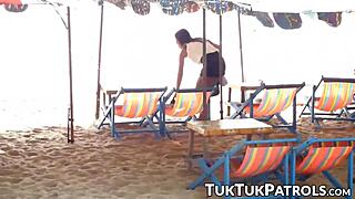 Amateur Aziatische cartoon babe begint met hete pijpbeurt, dan neukt hard in POV stijl.