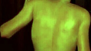 Hej, du måste se den här lilla 18+ kuk futa-milfen som blir upphetsad under klänningen!