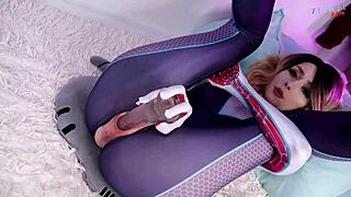 Ali želiš videti Gwen Stacy v spandex cosplayu, ki dobi globok creampie v tesno pičko po blowjobu?