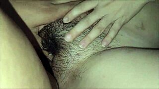 Puolisisko opettaa seksi liikkeitä creampie kanssa märässä pillussa TV:tä katsoessa osa 2