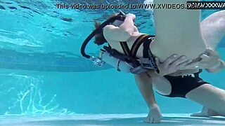 डिक अनुमान लगाओ कौन हार्ड ले रहा अंडरवॉटर मिनी मंगा स्टीमी पूल सीन