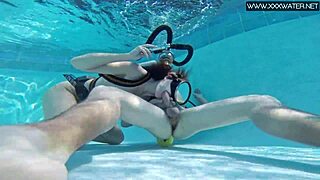 漫画美女在海滩附近水下被巨大鸡巴手指和口交。