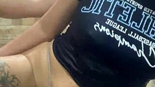 यंग 18+ गर्ल वेट होकर अपनी बेस्ट फ्रेंड को बाथ में फक करती है सेक्स