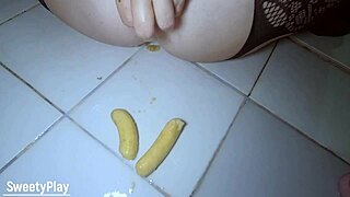 香蕉撞击我的屁股狂野肛交游戏！