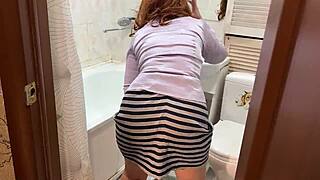 Reife Stiefmutter giert nach hartem Fick und nimmt ihn tief in den engen Arsch