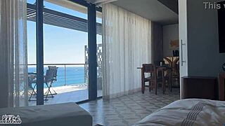 哟，在度假时和我的大奶老板勾搭上了！