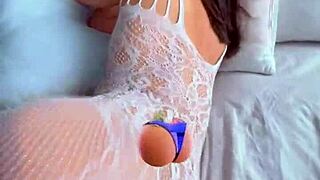 美女拉丁妹在俯卧位摇大屁股