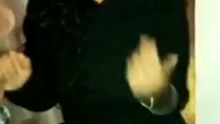 Ja kończę w jej głębokim gardle, cholera, ta ssąca jest dzika.