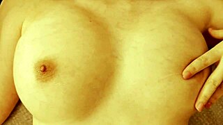 Oh uomo, guarda questa carina milf anime che massaggia le sue tette scivolose mentre si sega in cavalcata rude cowgirl e doggystyle