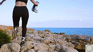 इमेजिन एक बॉक्सर बाउंड और स्पैंकड आउटडोर्स, फिर बालियारिक सी के पास डोमिनेंट पार्टनर को रिमिंग करती है