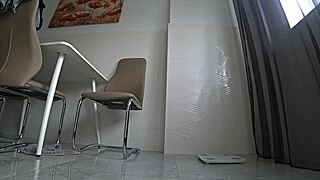 Эй, крошка, я трахаю твою подругу, пока муж на работе, хочешь посмотреть?