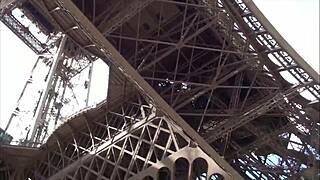 ثلاثية جنسية جامحة بجانب برج إيفل في باريس