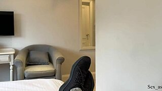 继母被抓到洗澡，在酒店共床变得尴尬