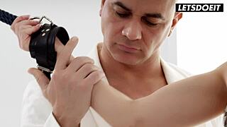 सिबिल की टाइट चूत को विशाल लंड से गहराई तक ड्रिल किया