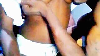 Pelacur Afrika kurus dengan bibir pepek juicy dan tetek besar ambil zakar hitam monster dalam kongkek pantat buatan rumah