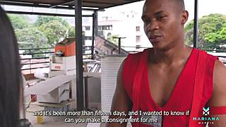 trabalhador com bbc me prega no terraço