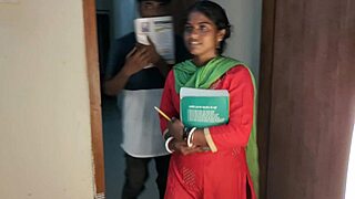 Студенты превращают учебную сессию в групповой миссионерский секс с тугой пиздой