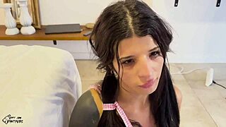 Prosím tě, plácni mě tvrdě tati... Submisivní Latina touží po hlubokém creampie a drsné hře