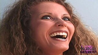 Superbe brune aux gros seins se déshabille nue lors d'un casting chaud. Que se passe-t-il ensuite ?