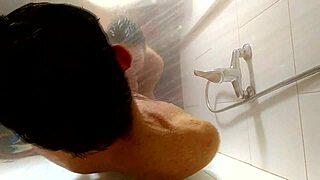 มองจากเพดาน ฉันจับได้เธอในอ่างอาบน้ำให้ดูดแรงๆ น้ำเงี่ยนเต็มไปหมด