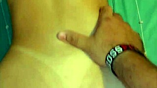 Oye, ¿estás de acuerdo con que folle a tu esposa, mi mejor amigo, en nuestra habitación compartida en la playa?