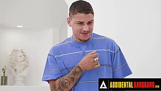 意外群交 - 丰满MILF卡在沙发下