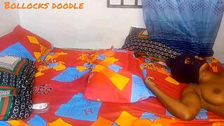 后妈让我硬邦邦的，所以我用大鸡巴猛干她的屁股。忍不住她的紧穴