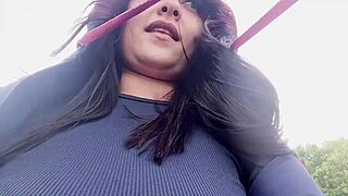 Novinha rabuda ujeta pri razkazovanju velikih cic in ritke na javni plaži z ogromnim kurcem