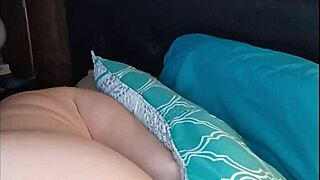 Tu veux voir cette MILF chaude atteindre un orgasme intense en live sur webcam chat ?