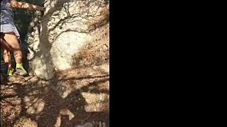 Torej mačeha sleče hlačke na pohodu po plaži in sesa pastorkov kurac na prostem