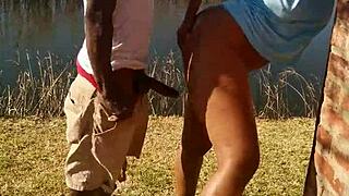 Lilpuddingbowls får vill fingring av våt hårløs fitte på cam