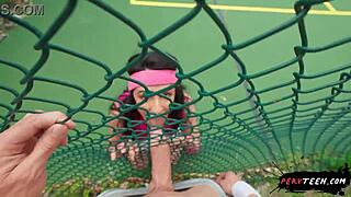 テニスコートでこっそり熱いセックス かわいいホーニーな18歳のスカート女子と