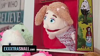 Дребна 18+ сладка с плитки в рибарски мрежи получава стегнатата си путка разтегната