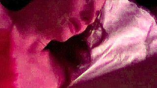 避孕套破了！瘦弱的淫乱女继续操直到被精液射在荡妇阴道中受孕