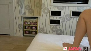 마른 일본 쿠거가 POV 크림파이 갈구하며 털난 보지 장난감으로 아시안 아니메