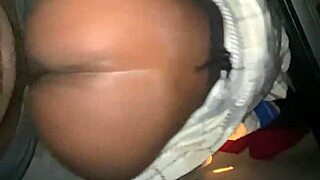 害羞青少年邻居在车里意外遇到陌生人