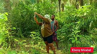 熟女在阴毛丛中快速性爱，转变成毛茸茸的肛交