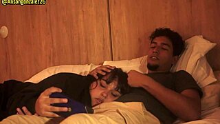 Netflix nézése a mostohahúggal szopás meglepetéssé válik