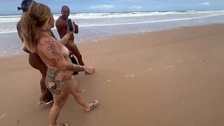 Vacker nudist utforskar Bahia Beach för vilda möten