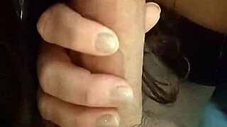 Ήθελε να πιπιλίσει διαφορετικό καυλί οπότε κάλεσε φίλο για πλήρη δράση