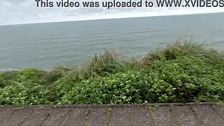 ฉันพาสาว carioca อายุ 18+ ไปหาดเพื่อเย็ดกับเมียในพุ่มไม้ แต่ถูกจับได้