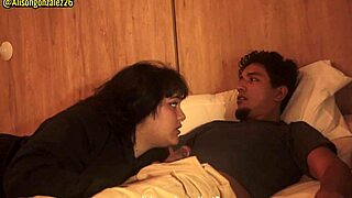 उसे देखकर अपनी हर्मनास्त्रा को चोदने की तलब रोक नहीं पाया