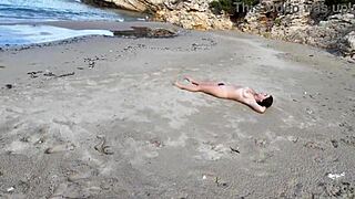 Neznanec jebe kosmato nudistko na plaži z ritno igro in pičko!