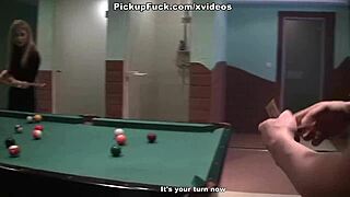 Sexy college lerares stroopt voor geld in scene 1. Haar blonde charme en tattoo maken me wild!