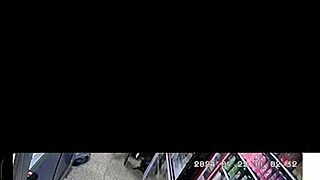 Verificând camerele de securitate dau peste această surpriză cu milf primind masaj anime matur în scenă matură neașteptată