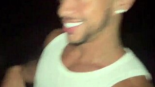 Emotionell brunett tonåring emo får voyeur action med vänner i offentlig gata cum fest