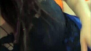 МИЛФ среће новог пријатеља за страствени секс на журци