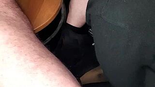 Ona mi to vysaje schovaná, spolkne to všechno a já jsem v ráji