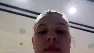 قضيب كبير يقدم نيك أنال قاسي في مكان عام