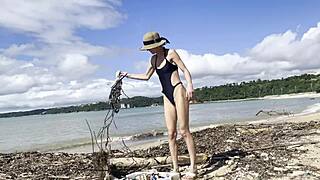 Wow! Roztomilá Asiatka čistí pláž Tichého oceánu v veřejném šatech